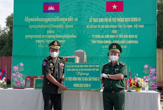 Des cadeaux de la province vietnamienne de Tay Ninh aux gardes-frontières cambodgiens